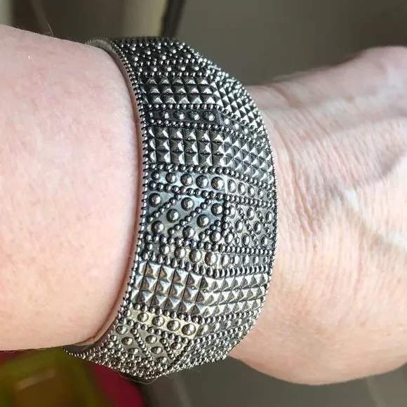 Silver tone texture design bracelet Sz 7.5 - Picture 2 of 10
